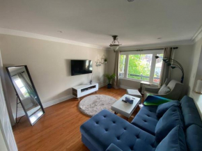 Cozy & Stylish 2 BD in Midtown Toronto